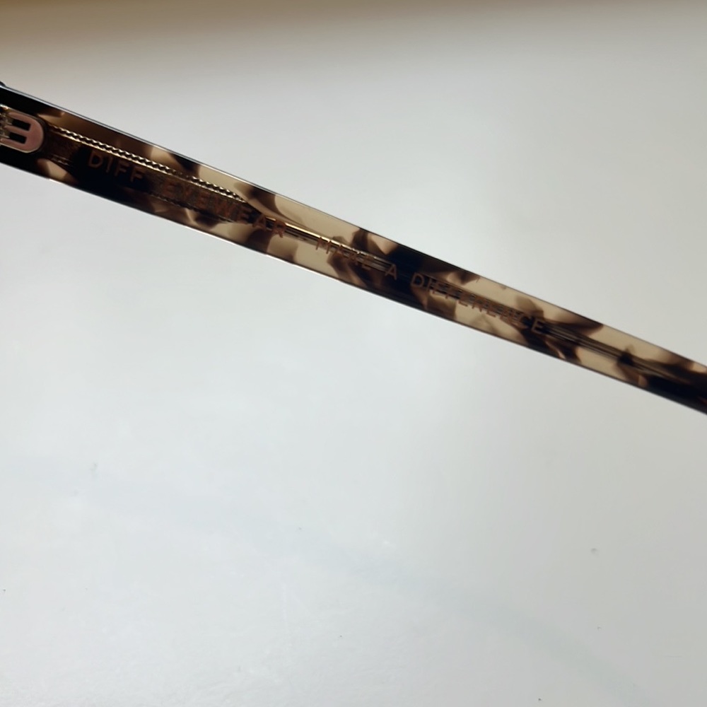 Euc Diff Sunglasses - image 7